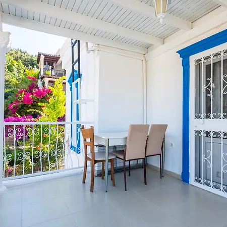 Lovely House With Astonishing View In Gumusluk *